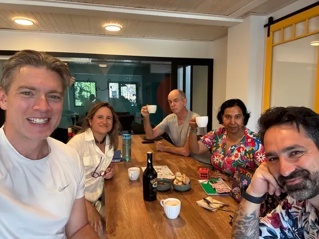Alumnos en clase de español en Sitges con Holalara